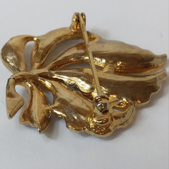 Vintage Unmarked Goltone and Silvertone Rolled Leaf Brooch - Picture 6 of 7